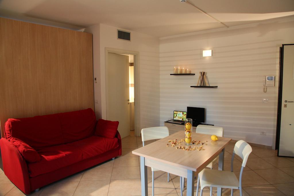 Residence Ilario Suite Hotel Ричоне Стая снимка